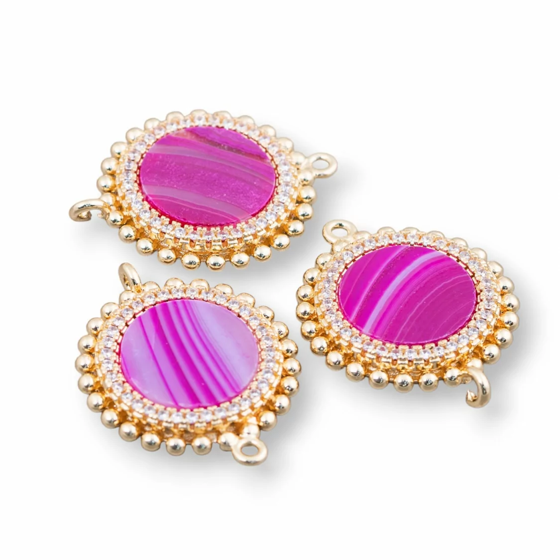 Connettore Componente Di Ottone Con Pietre Naturali Con 2 Anellini E Zirconi Tondo 20mm 6pz Agata Striata Fucsia- RAINBOW CRYSTAL | Worldofjewel.com