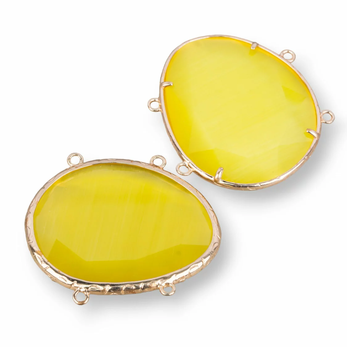 Connettore Componente Di Ottone Con Occhio Di Gatto Incastonati Irregolare 35x40mm Con 4 Anellini 3pz Dorato Giallo- IRREGOLARI | Worldofjewel.com