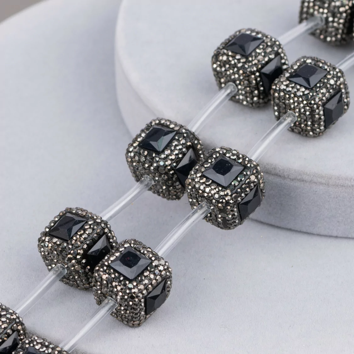 Perline a Filo Di Marcasite Strass Cubo Con Pietre 18mm 10pz Nero-PERLINE CON MARCASITE STRASS | Worldofjewel.com