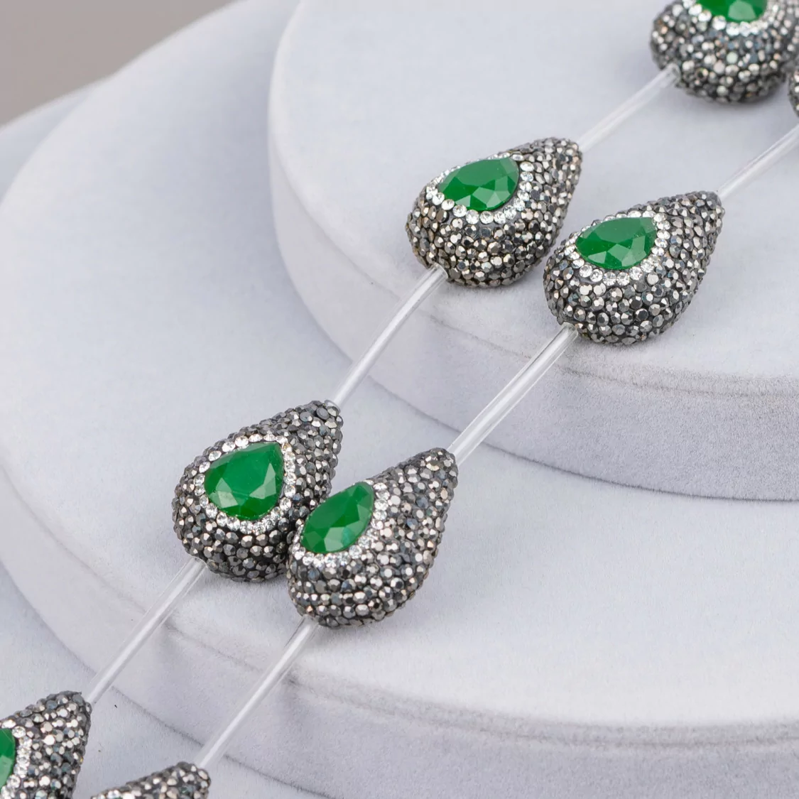 Perline a Filo Di Marcasite Strass Gocce 20x28mm 7pz Nero + Verde Smeraldo e Bianco-PERLINE CON MARCASITE STRASS | Worldofjewel.com