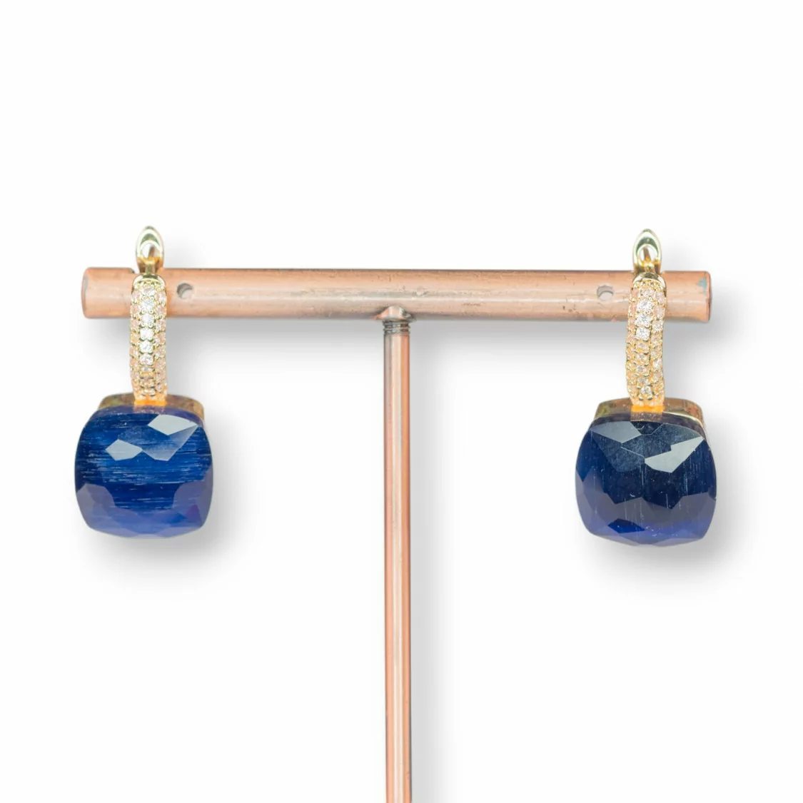 Orecchini A Monachella Chiusa Di Bronzo Con Occhio Di Gatto Taglio Cuscino Con Zirconi 13x26mm Dorato Blu Scuro-ORECCHINI HOT PICKS | Worldofjewel.com