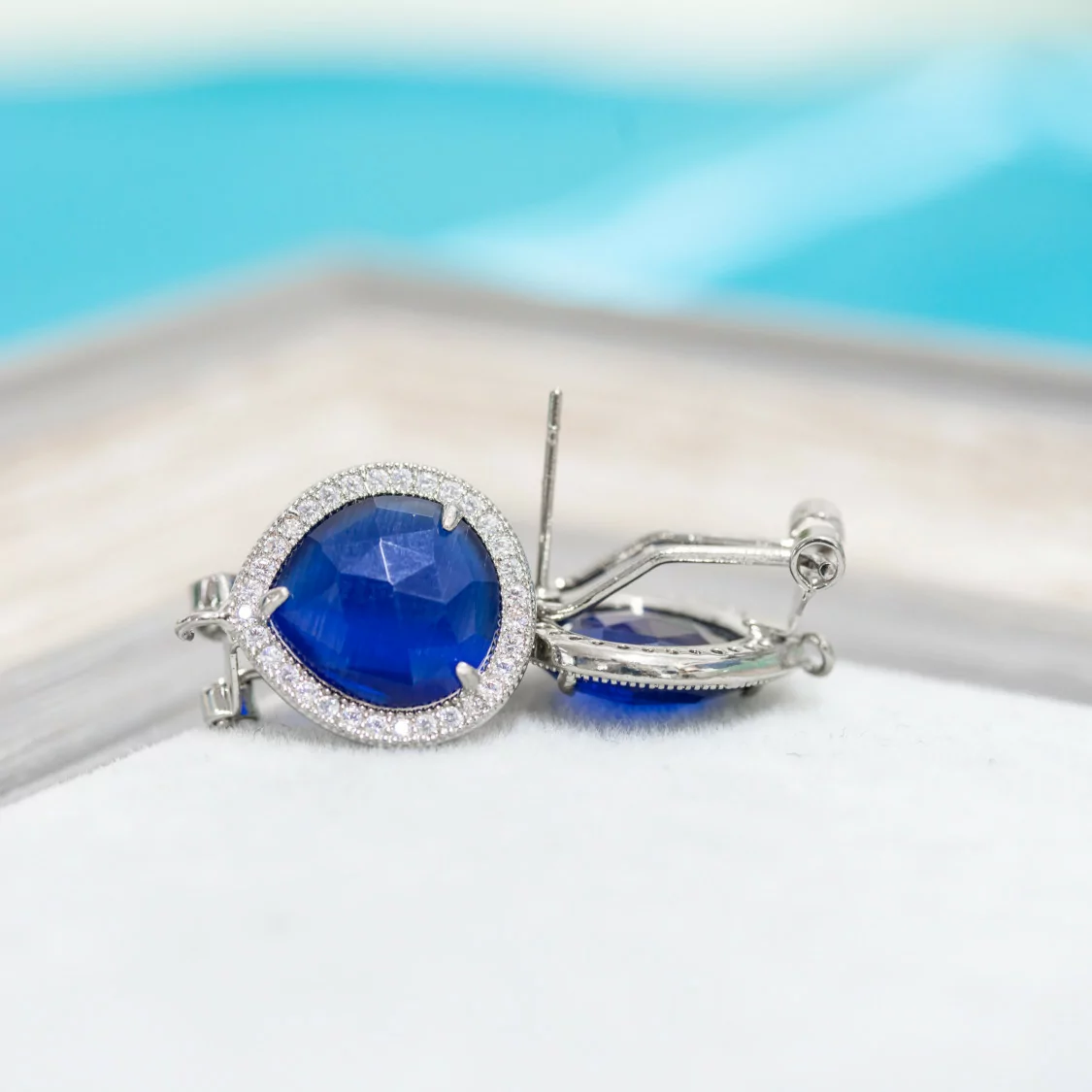 Base Per Orecchini A Perno Chiuso Di Ottone Con Cristalli Goccia Zirconata 5 Paia Rodiato Blu Zaffiro-BASI CON PIETRE E PERLINE | Worldofjewel.com