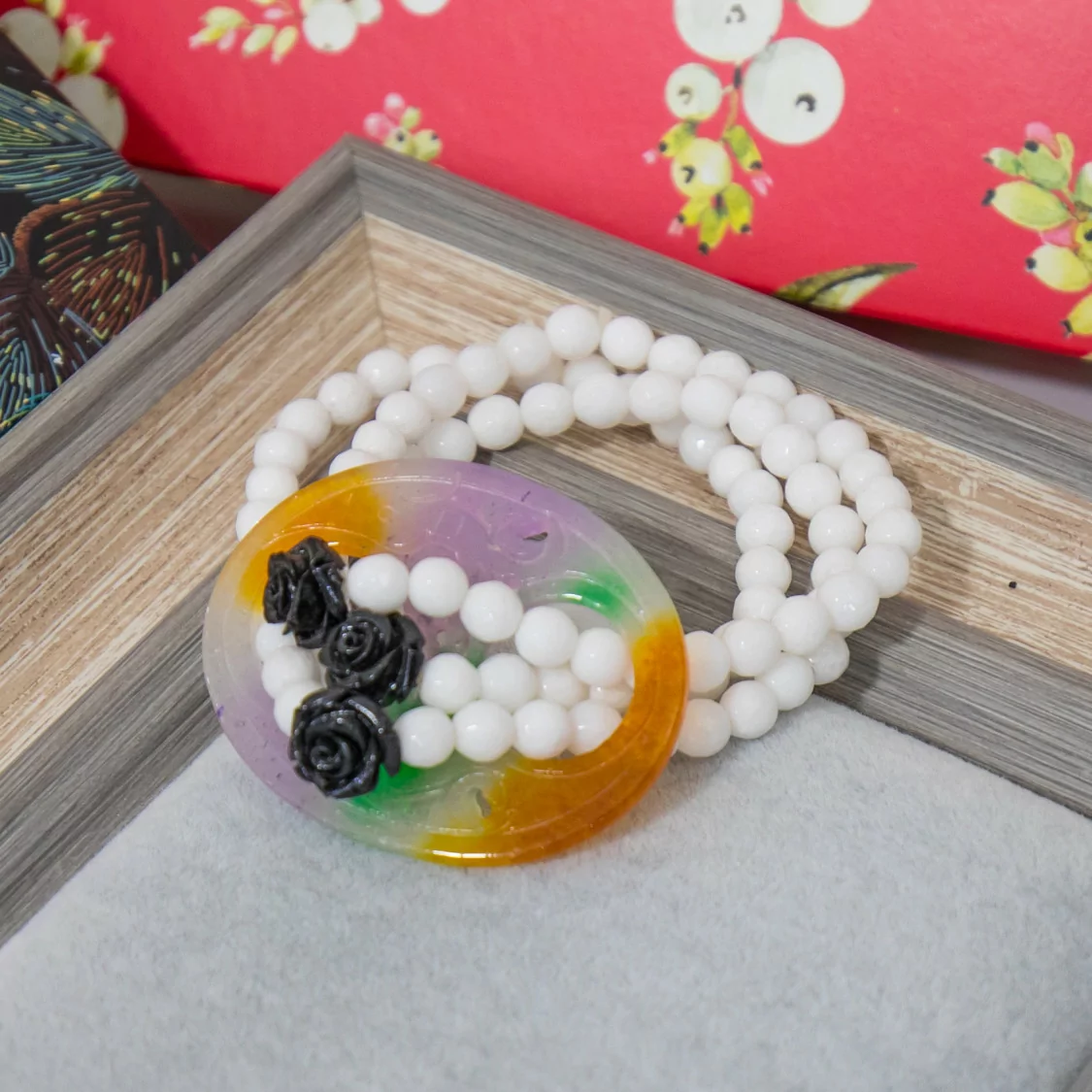 Bracciale Elastico A 3 Fili Di Pietre Dure Con Giada Burma E Rose In Resina Bianco-BRACCIALI DI PIETRE DURE | Worldofjewel.com