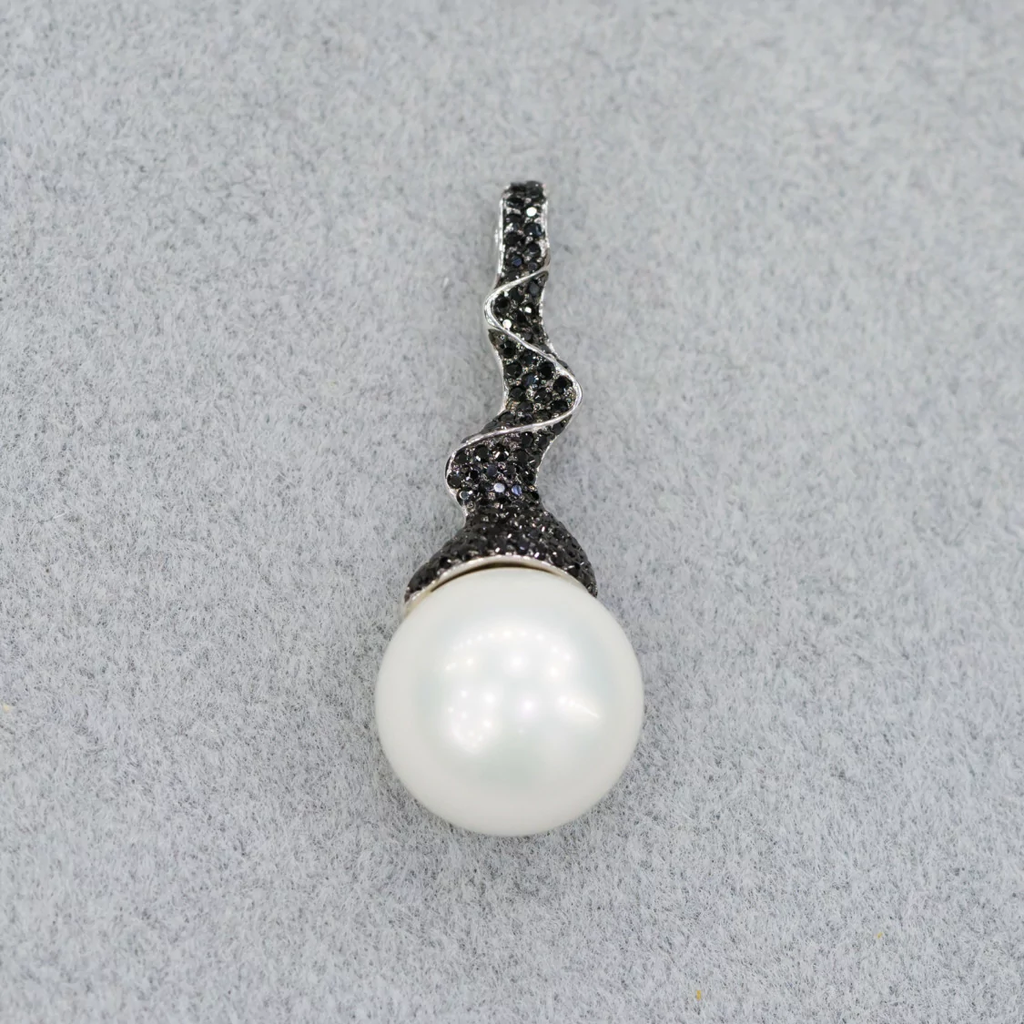 Ciondolo Pendente Di Argento 925 Cappello Strega Con Perle Di Maiorca Bianco E Zirconi Neri 14x38mm-ARGENTO 925 DESIGN ITALY | Worldofjewel.com