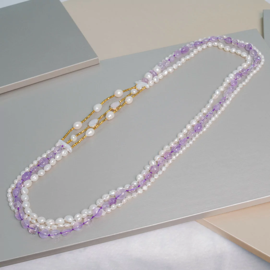 Collana Di Perle Di Fiume E Pietre Dure Ametista Lavanda Con Elementi Bordati 84cm-OFFERTE COLLANE | Worldofjewel.com