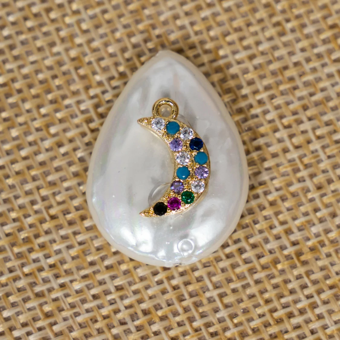 Componente Intramezzo Di Perle Di Maiorca A Goccia Con Zirconi Multicolor Pavè Mezzaluna 18x25mm 6pz-COMPONENTI DI PIETRE DURE | Worldofjewel.com